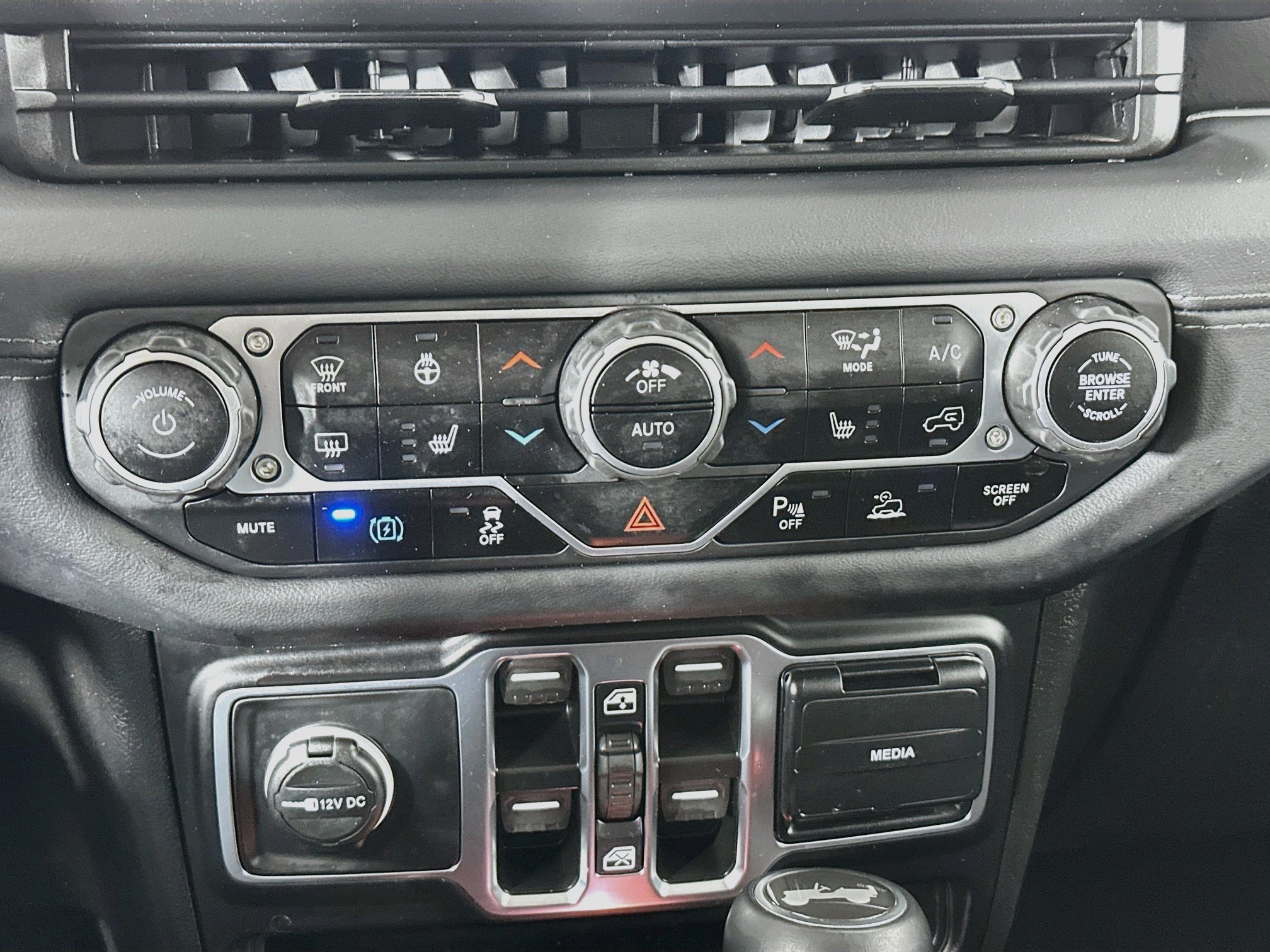 Used 2024 Jeep Wrangler Unlimited Sahara w/ Technology Group AWD/4WD image 24