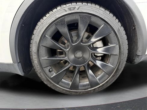 Used 2024 Tesla Model Y Long Range image 11