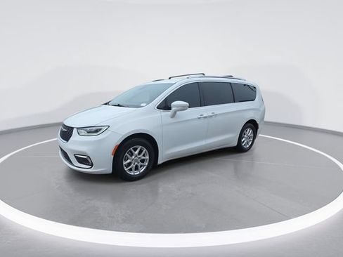 Used 2021 Chrysler Pacifica Touring-L FWD image 4