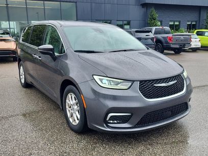 Used 2023 Chrysler Pacifica Touring-L