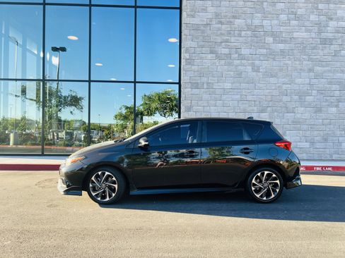 Used 2017 Toyota Corolla iM w/ Carpet Mat Package FWD image 3