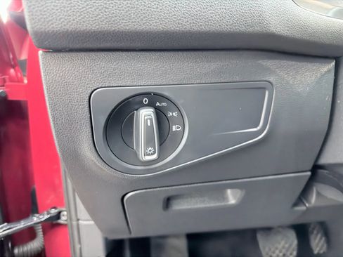 Used 2019 Volkswagen Tiguan SE image 14