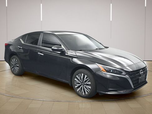 Certified 2024 Nissan Altima 2.5 SV w/ SV Premium Package AWD/4WD image 1