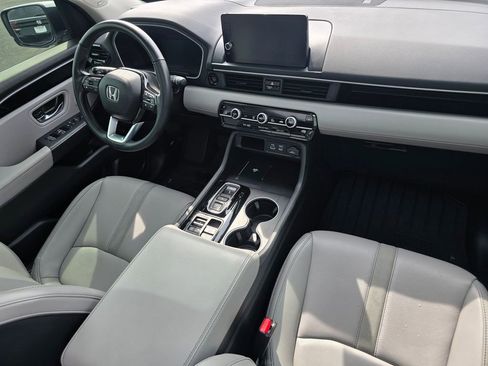 Used 2025 Honda Pilot Touring image 17