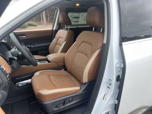 New 2026 Nissan Pathfinder Platinum FWD image 18