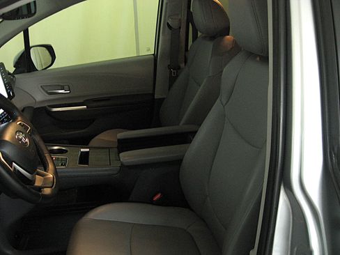 Used 2023 Toyota Sienna XLE image 8