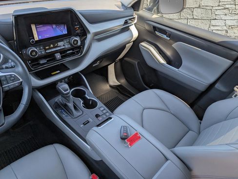 Used 2023 Toyota Highlander XLE image 22