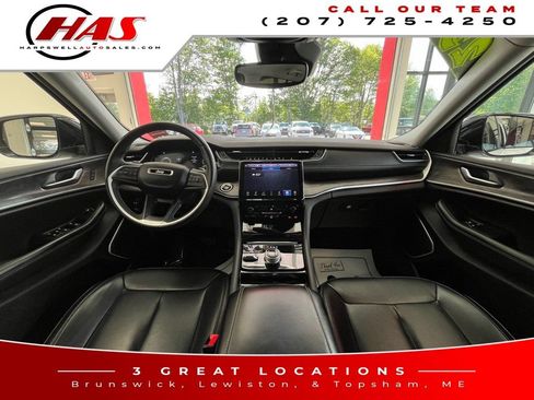 Used 2023 Jeep Grand Cherokee Limited w/ Black Appearance Package AWD/4WD image 14