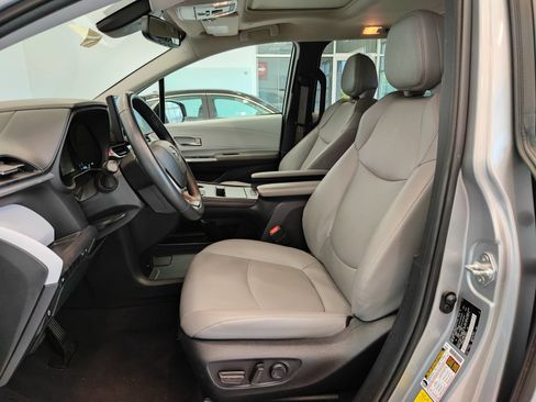 Used 2025 Toyota Sienna XLE FWD image 8