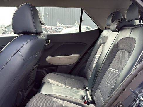 Used 2023 Hyundai Venue Limited image 24