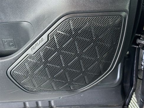 Used 2019 Toyota RAV4 Limited image 19