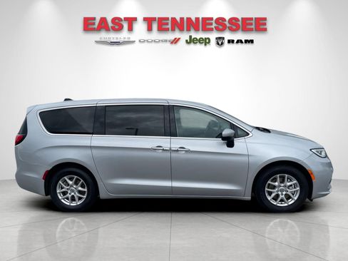 Used 2023 Chrysler Pacifica Touring-L FWD image 2