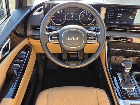 Used 2024 Kia Carnival EX image 11