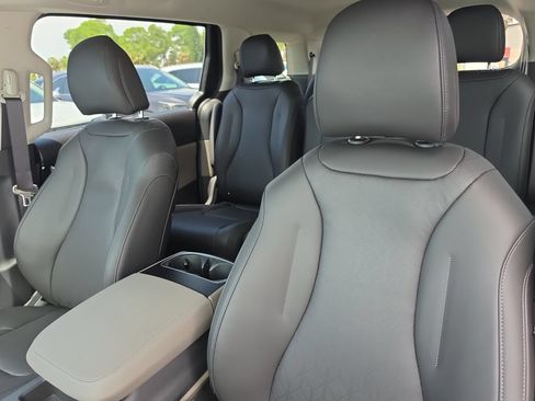 New 2027 Kia Carnival LXS FWD image 22