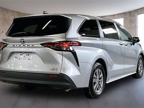 Used 2021 Toyota Sienna XLE image 5