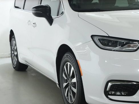Used 2024 Chrysler Pacifica Limited FWD image 9