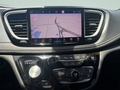 Used 2022 Chrysler Pacifica Touring-L w/ Uconnect Theater Family Group AWD/4WD image 25