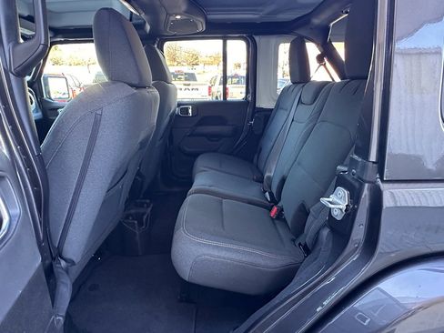 Used 2025 Jeep Wrangler Sahara image 23