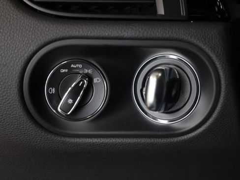 Used 2025 Porsche Macan AWD/4WD image 25