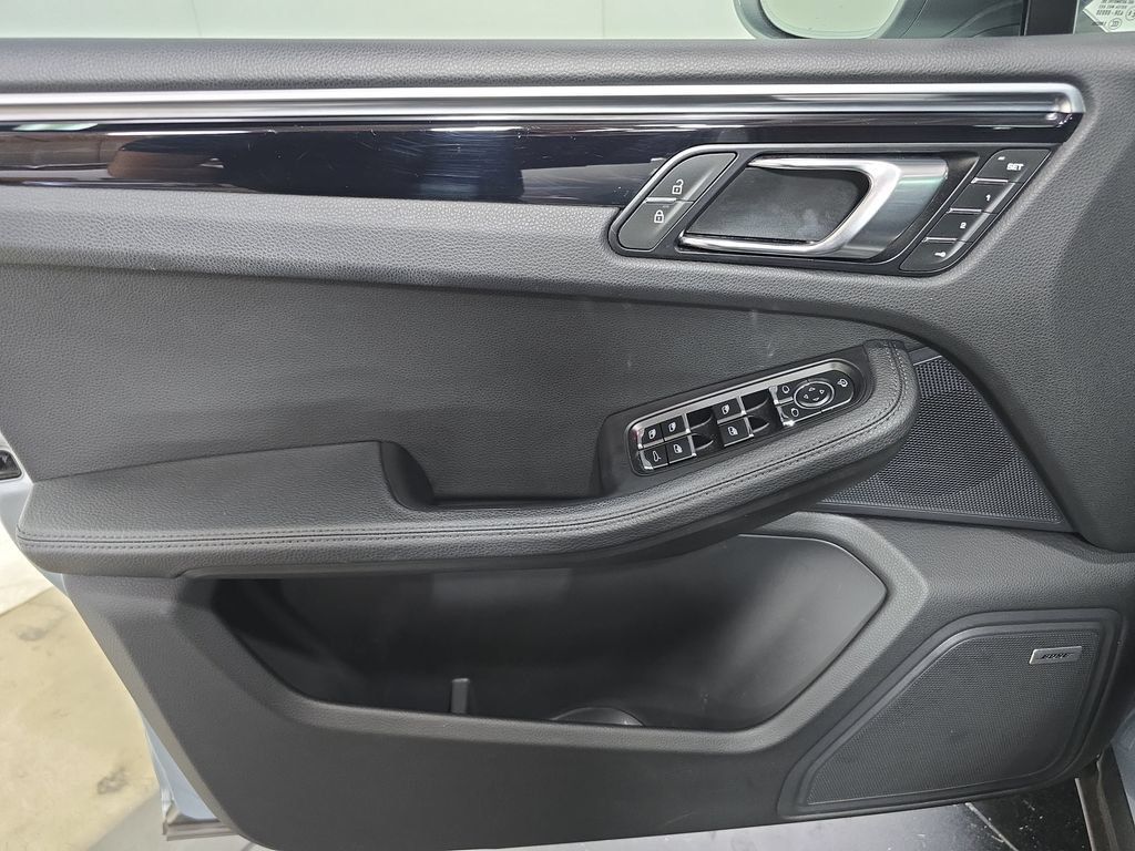 Certified 2023 Porsche Macan AWD/4WD image 22