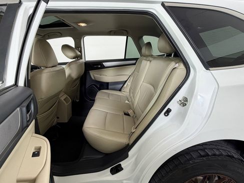 Used 2017 Subaru Outback 2.5i Premium image 8