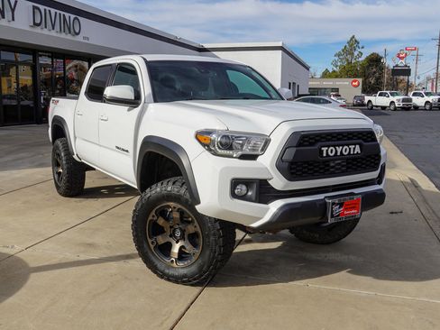 Used 2019 Toyota Tacoma TRD Off-Road image 2