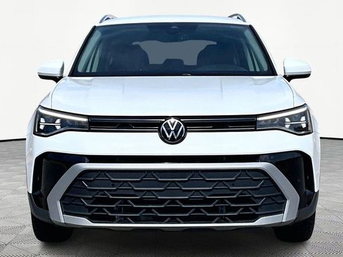 Used 2025 Volkswagen Taos SE image 3