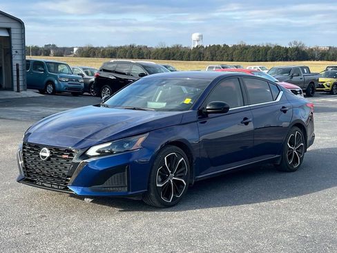 Used 2024 Nissan Altima 2.5 SR w/ SR Premium Package image 9