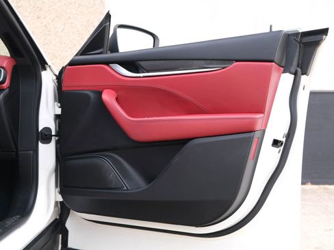 Used 2017 Maserati Levante S image 32