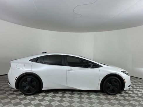 Used 2026 Toyota Prius Plug-In Hybrid FWD image 4
