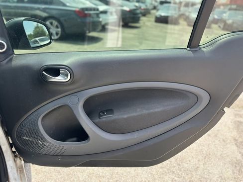 Used 2016 smart fortwo pure RWD image 16