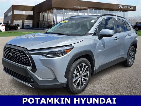 Used 2024 Toyota Corolla Cross XLE image 1