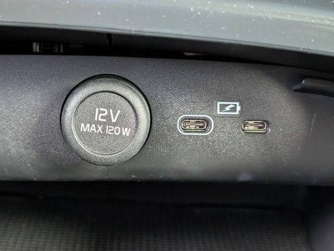 Used 2023 Volvo XC40 B5 Core image 15