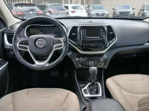 Used 2017 Jeep Cherokee Latitude FWD image 12