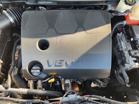 Used 2023 Chevrolet Traverse LT image 30