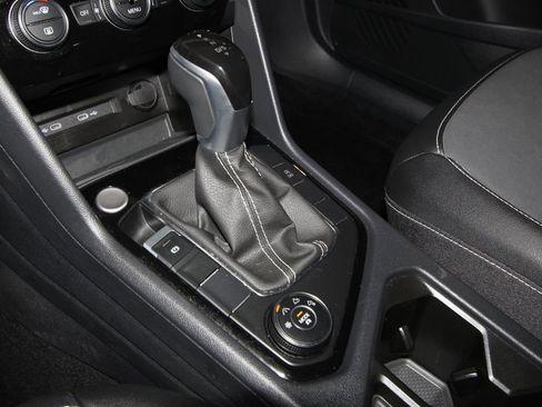 Used 2024 Volkswagen Taos SE image 16