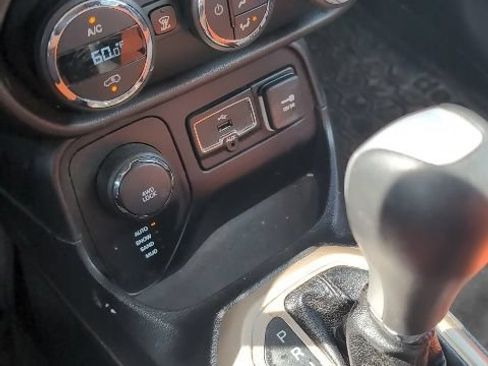 Used 2016 Jeep Renegade Latitude w/ Popular Equipment Group AWD/4WD image 13