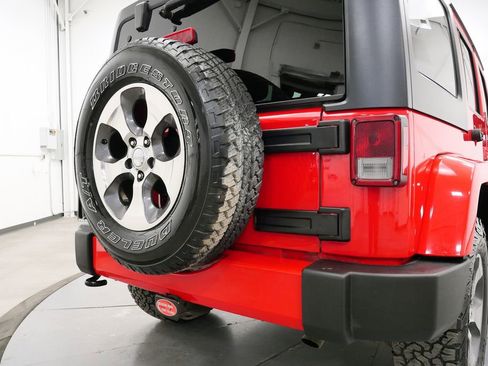 Used 2018 Jeep Wrangler Unlimited Sahara w/ Connectivity Group AWD/4WD image 34
