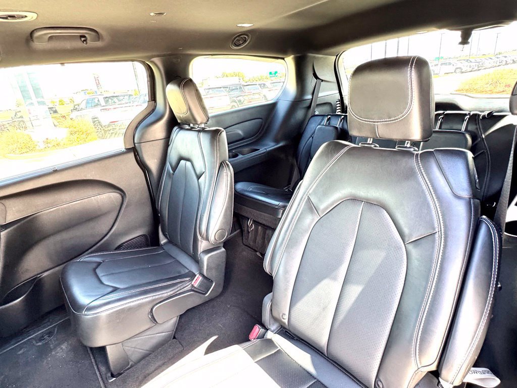 Used 2025 Chrysler Pacifica Select FWD image 13