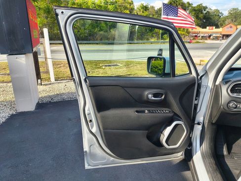 Used 2019 Jeep Renegade Latitude w/ Popular Equipment Group image 15