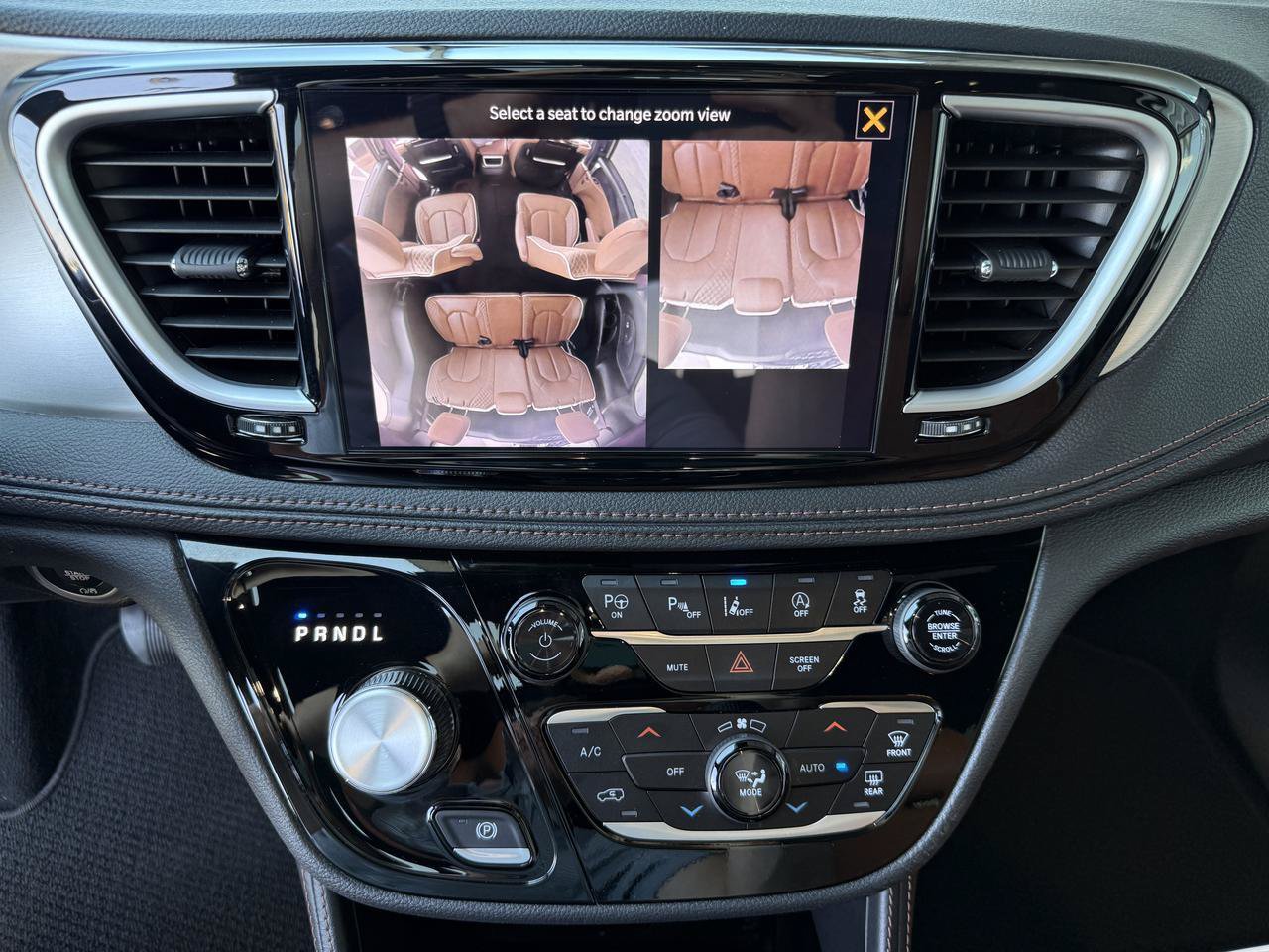 Used 2024 Chrysler Pacifica Pinnacle FWD image 21