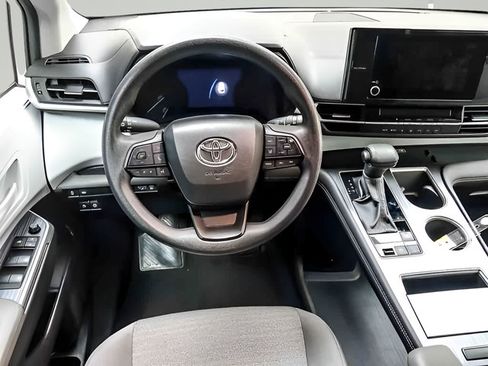 Used 2025 Toyota Sienna LE FWD image 13