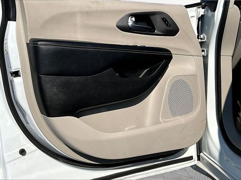 Used 2022 Chrysler Pacifica Touring-L w/ Uconnect Theater Family Group FWD image 17