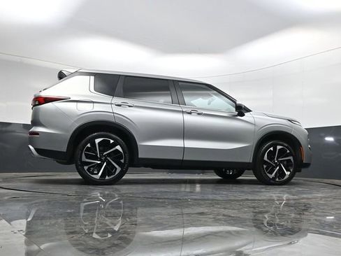 Used 2024 Mitsubishi Outlander SE image 34