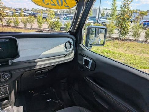 Used 2025 Jeep Wrangler Unlimited Sahara AWD/4WD image 33