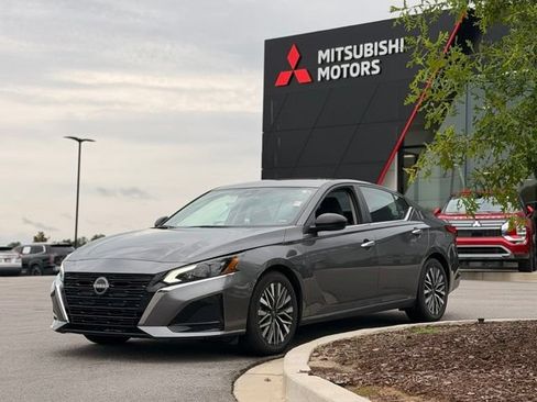 Used 2025 Nissan Altima 2.5 SV FWD image 8