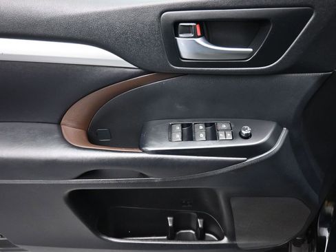 Used 2019 Toyota Highlander XLE image 10
