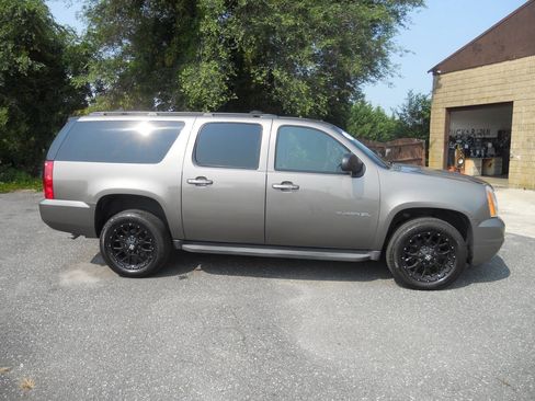 Used 2011 GMC Yukon XL SLT w/ SLT-2 Equipment Package AWD/4WD image 32