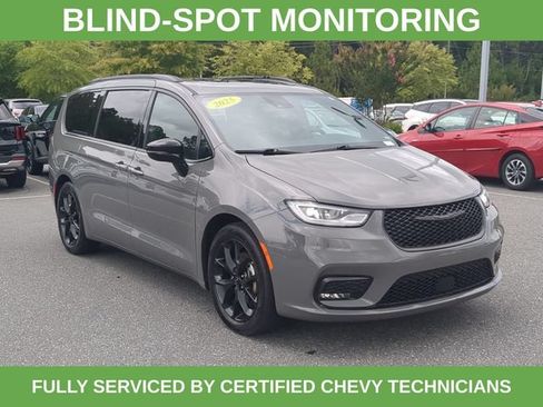 Used 2025 Chrysler Pacifica Limited FWD image 3