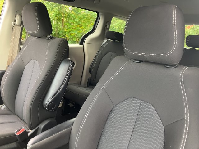 Used 2022 Chrysler Voyager LX FWD image 9